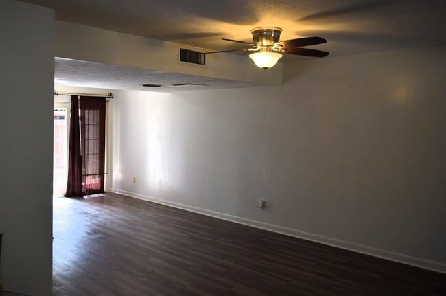 Building Photo - 409 Westwood Dr