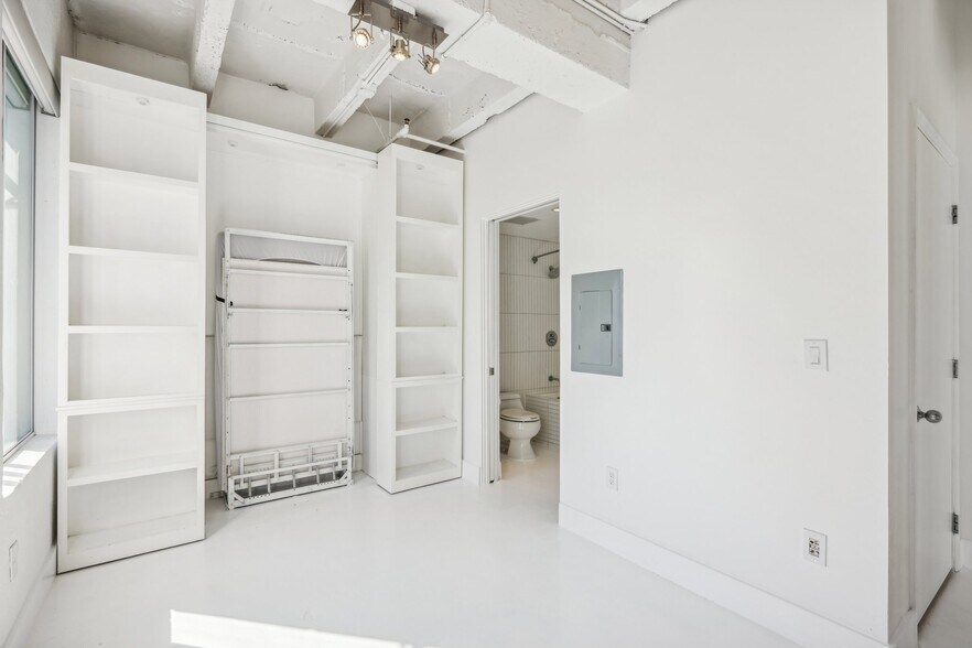 Building Photo - 6253 Hollywood Blvd