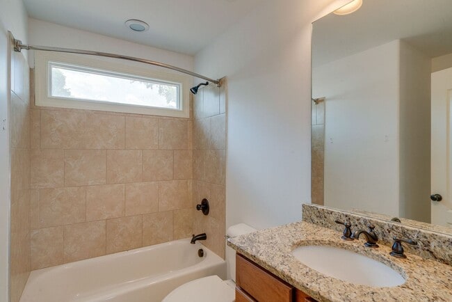 Building Photo - Stunning 3BE/2.5BA home in the heart of Ho...