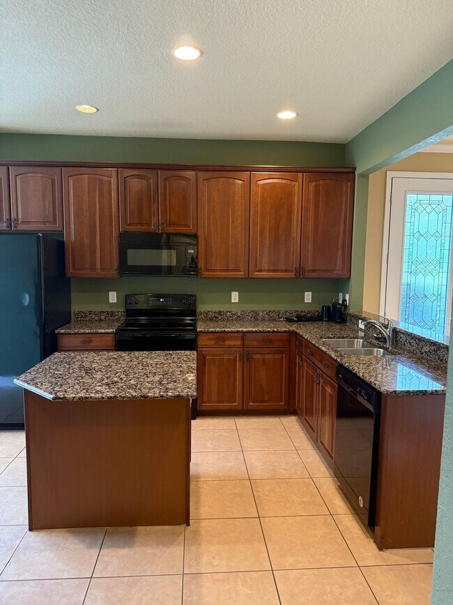 Building Photo - Spacious Townhome For Rent
