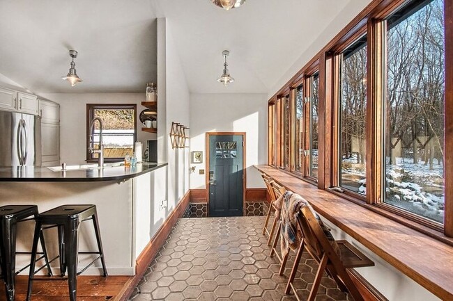 Building Photo - 704 24th Ave