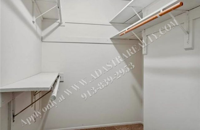 Building Photo - Updated 3Bed/2.5 Bath Duplex in Gladstone-...