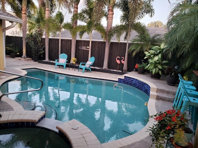 Building Photo - 1402 SW 25th Ave