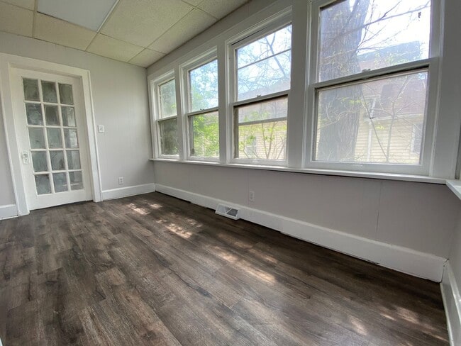 Building Photo - Beautiful 3 Bedroom 1 Bathroom Home in St.Paul!