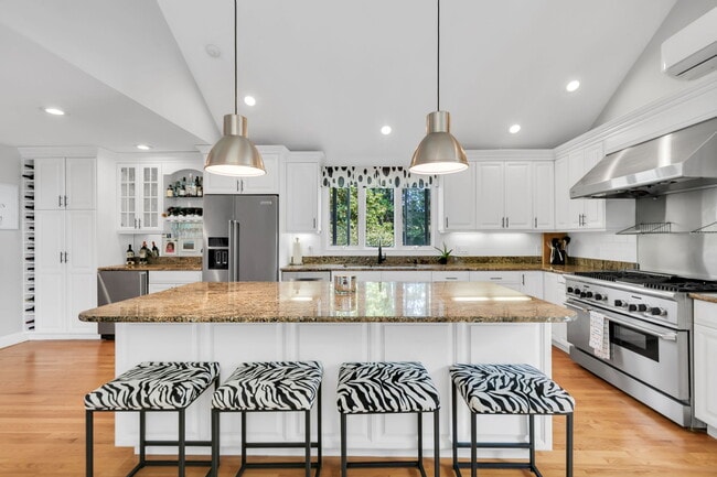 Building Photo - 16 Bingham Hill Cir