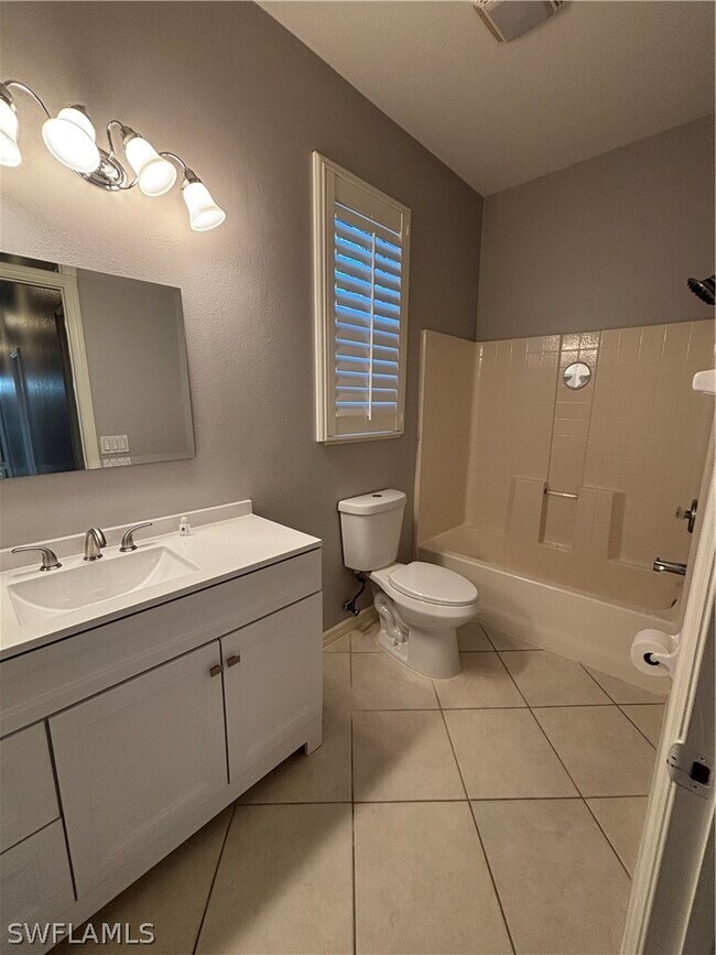 Building Photo - 2210 Grove Dr