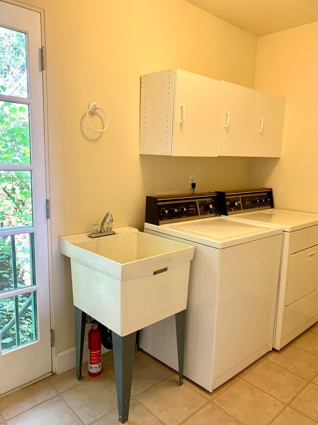Building Photo - Queen Anne Home