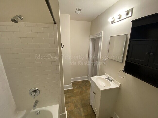 Building Photo - 320 Wolfe St