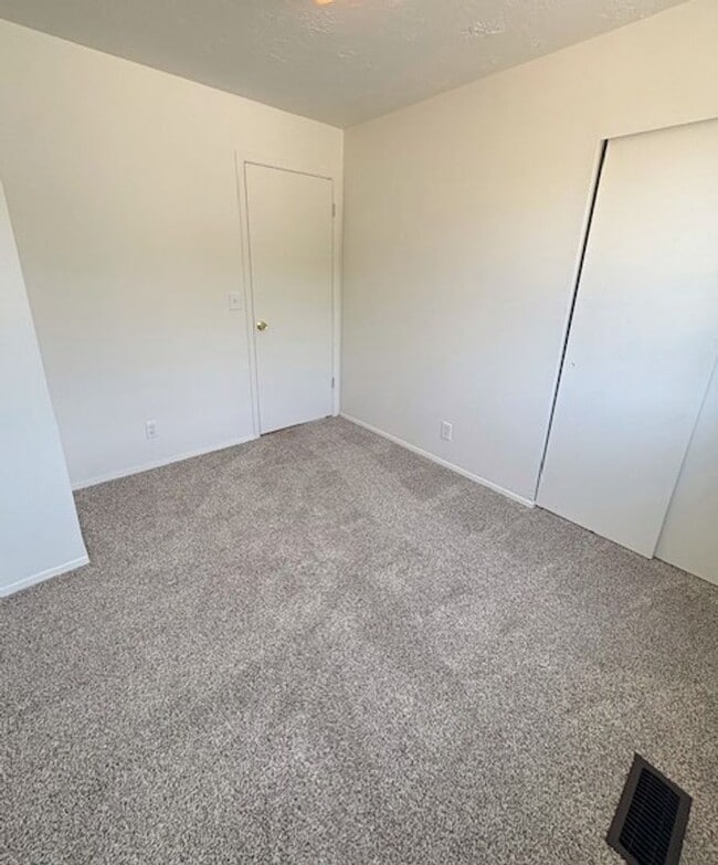 Building Photo - 3 Bedroom / 2 Bath Home in Kearns!