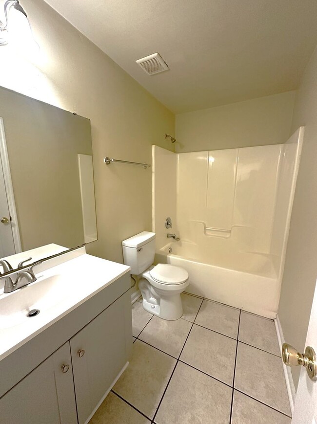 Building Photo - AWESOME 3/3 with No Carpet, Large Bedrooms, & More! $1300/month Avail Now!