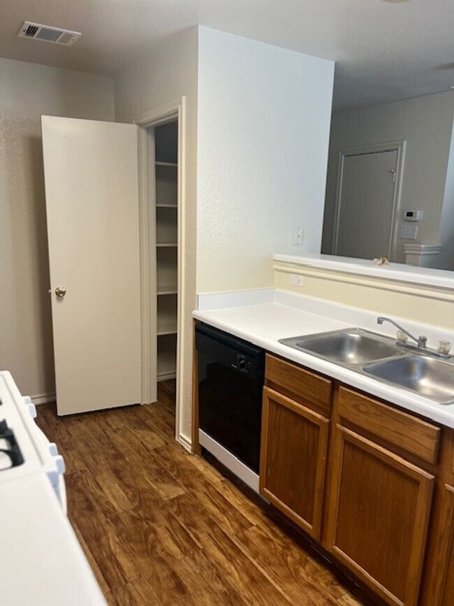 Building Photo - 913