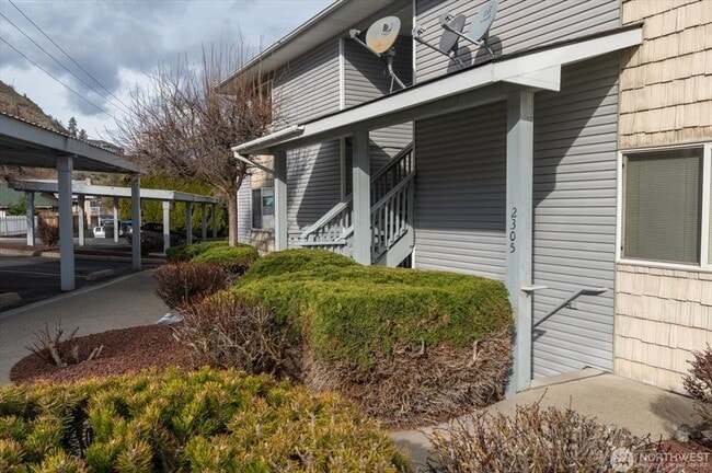 Building Photo - 2305 W Woodin Ave