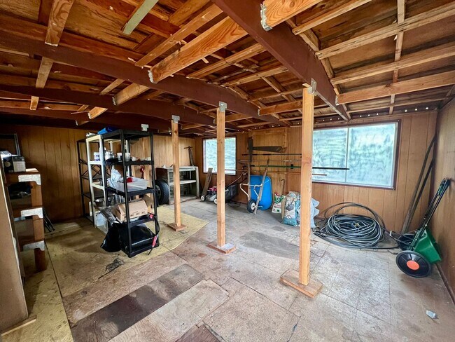 Building Photo - Updated 3BD w/ Outbuildings & Shop - Water included