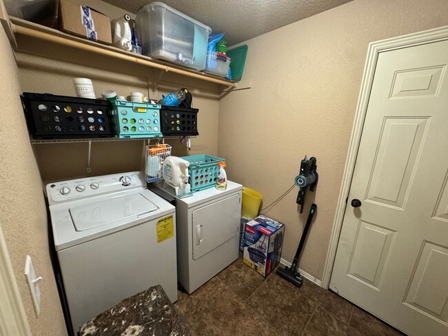 Building Photo - 1008 Kensington Dr