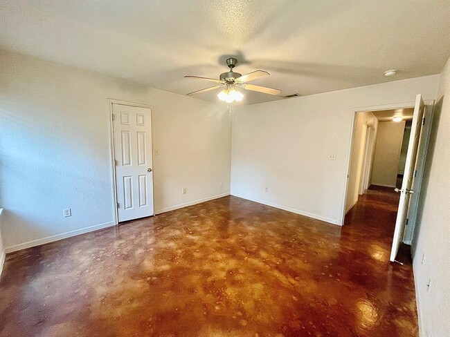 Building Photo - 5018-5205 205 Loop