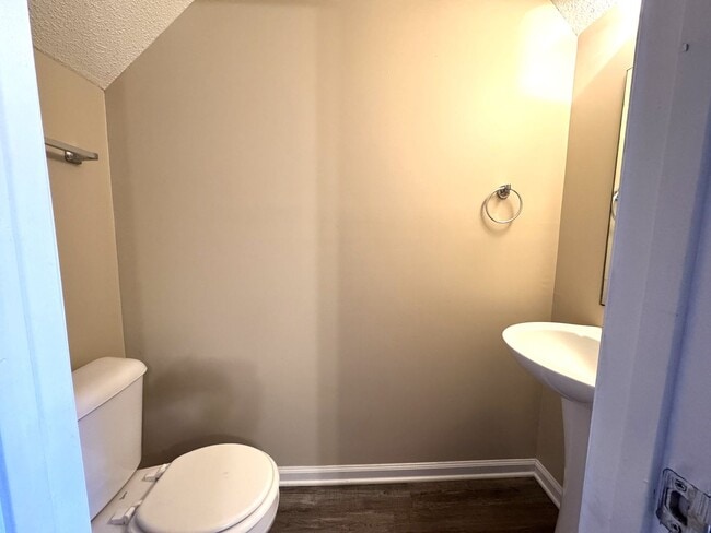 Building Photo - Minutes to Camp Lejeune! Pets with Owner Approval!