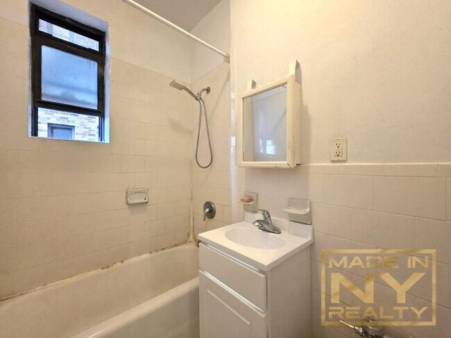 Building Photo - 1 bedroom in ASTORIA NY 11102