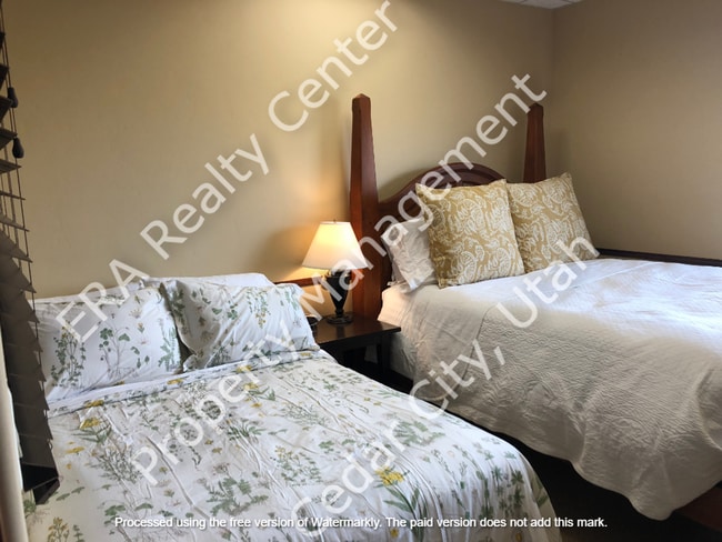 Building Photo - Large 2 bed / 1 bath Condo on North End of Town