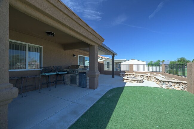 Building Photo - 2121 Desert Lakes Dr