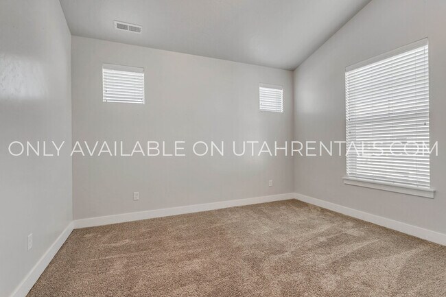 Building Photo - 627 N Sun Peak Dr