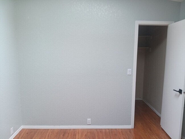 Building Photo - 3 Bedroom, 2 Bathroom Home! Schedule a Showing!
