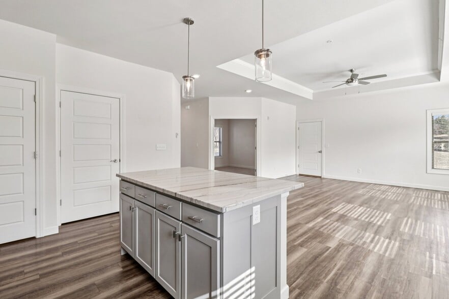 Building Photo - 9776 Montclaire Dr