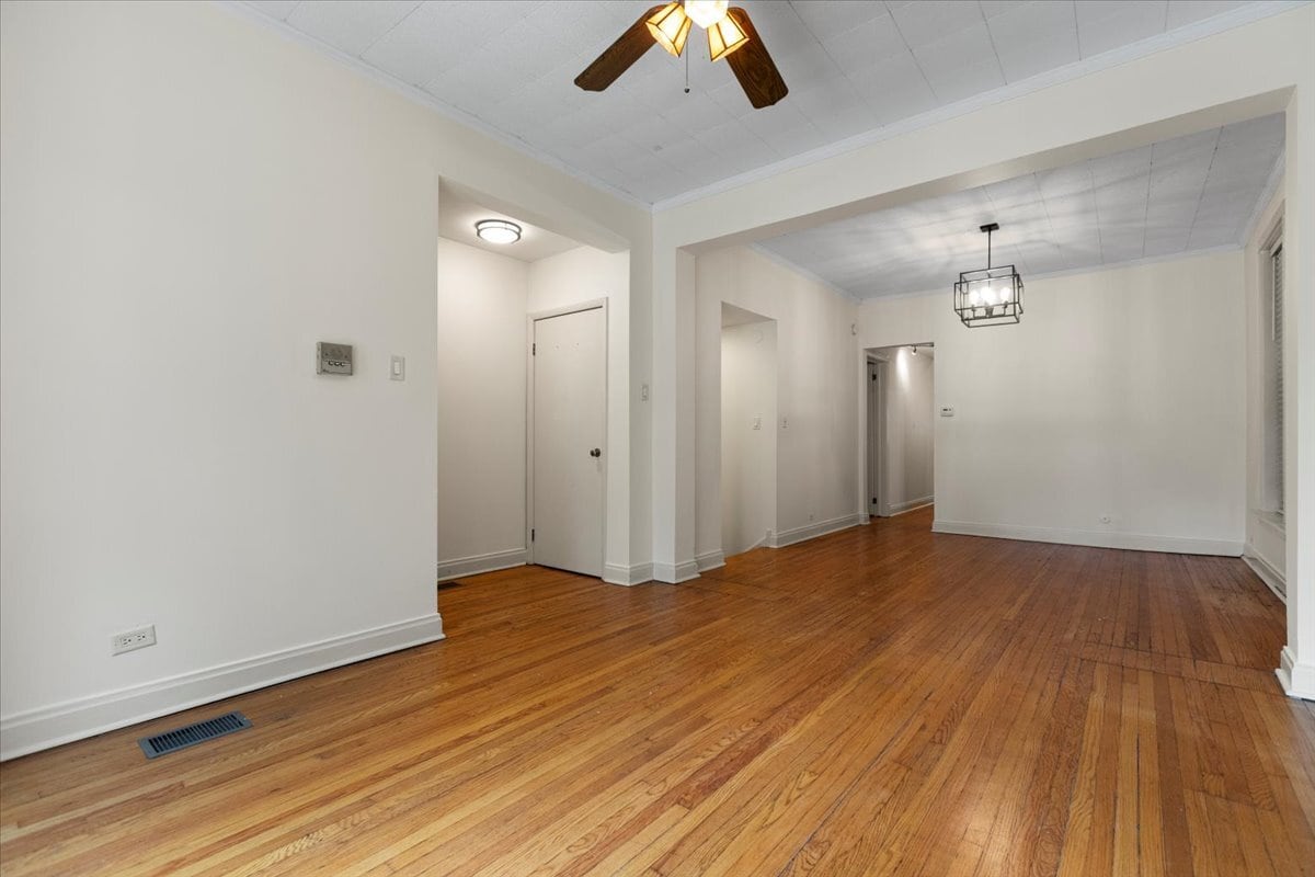 Building Photo - 3046 N Kenmore Ave