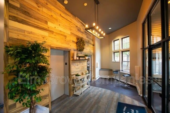 Building Photo - 512 W River Rd