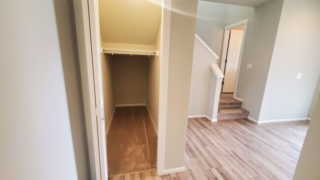 Building Photo - Beautiful Newer Puyallup Home You Will Not...
