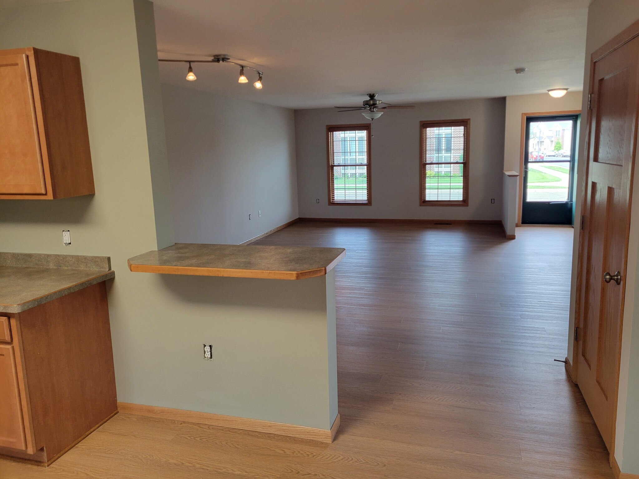 Kitchen Snack Bar - 2533 Leopold Way