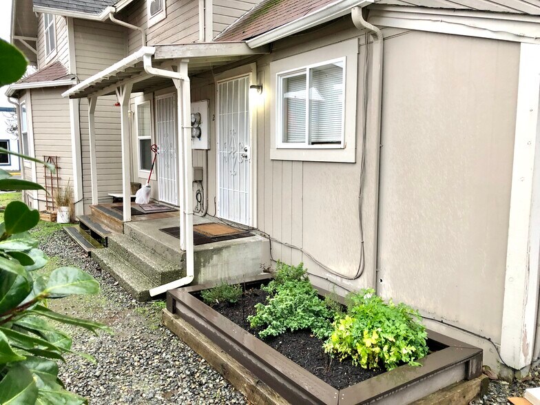 Separate entry/front porch with screen door, private off-street parking - 1007 W Main St