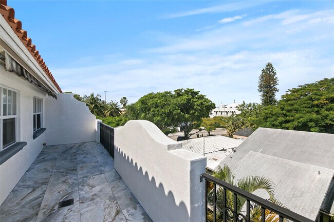 Building Photo - 732 NE 15th Ave