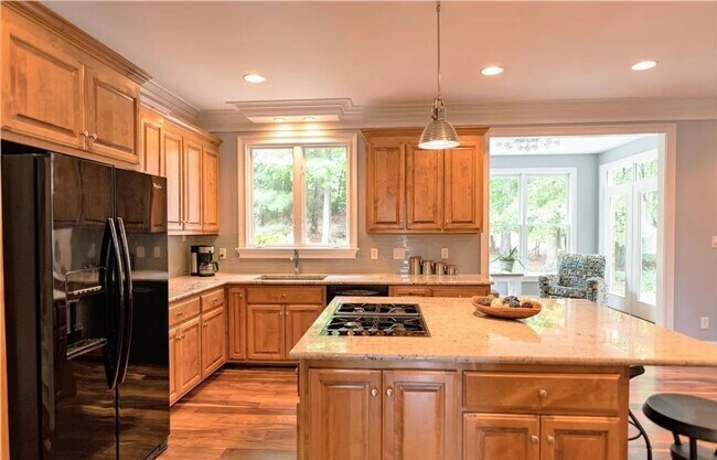 Building Photo - 4 bedroom/ 3.5 bathroom- Stonehouse