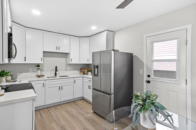 Primary Photo - Newly remodeled studio with Washer/Dryer i...