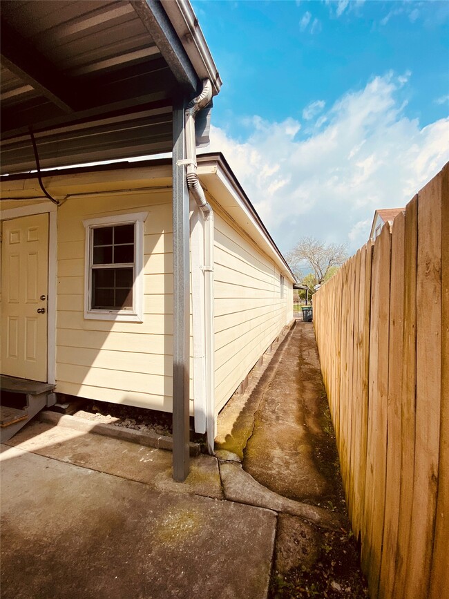 Building Photo - 611 Bolster St