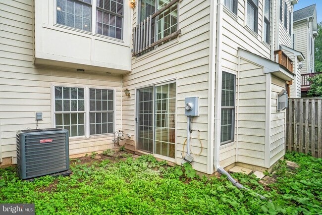Building Photo - 4684 Carisbrooke Ln