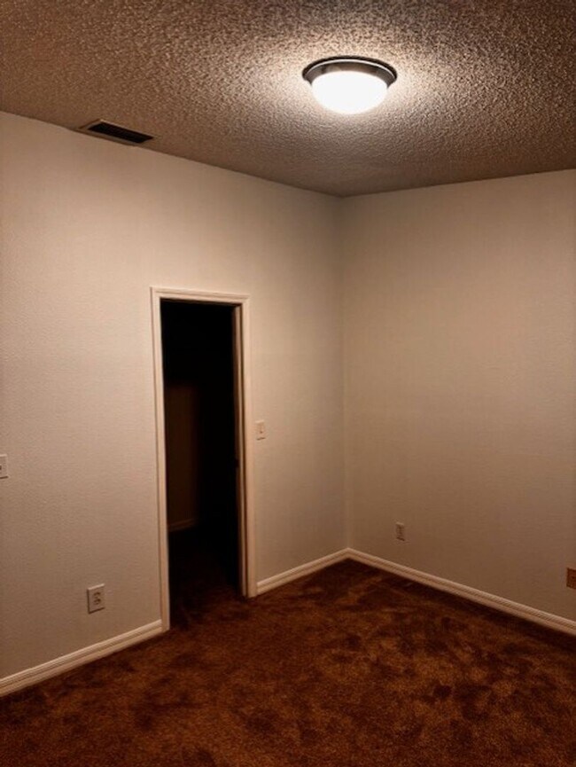Building Photo - Luxury 3 bedroom 2 bathroom townhome avail...