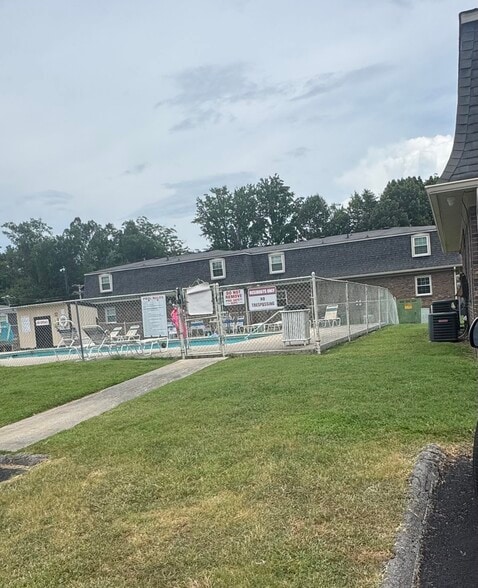 Building Photo - 1010 Country Club Rd