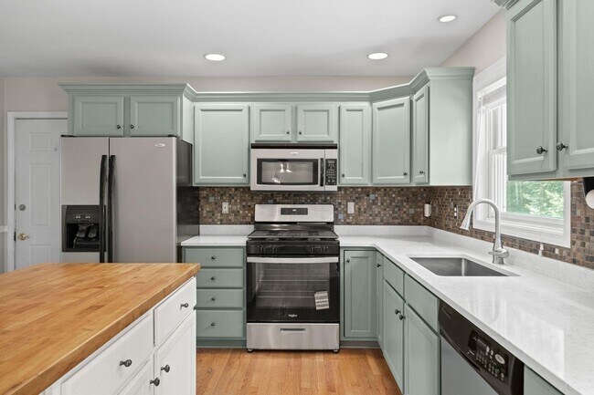 Building Photo - 406 Lakewood Dr