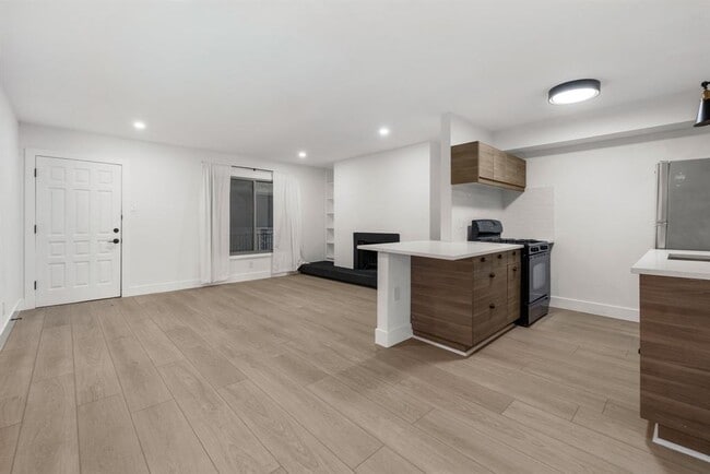 Building Photo - 505 W 7th St