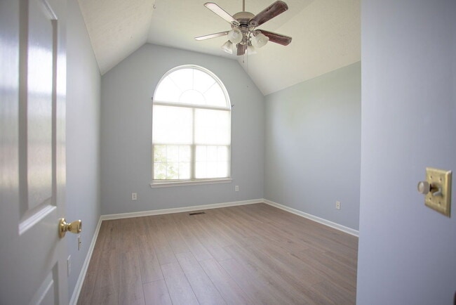 Building Photo - "Charming 4-Bedroom Retreat with Guest Suite & 3 Baths in Murfreesboro!"