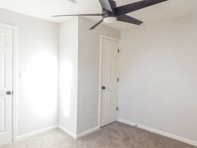 Building Photo - Close to Downtown 3 Bed 2 Bath with Fenced Backyard