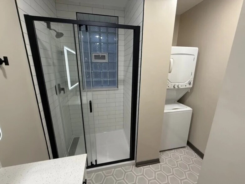 Building Photo - 728 W Barry Ave