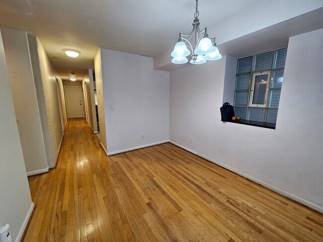 Building Photo - 1140 W Barry Ave