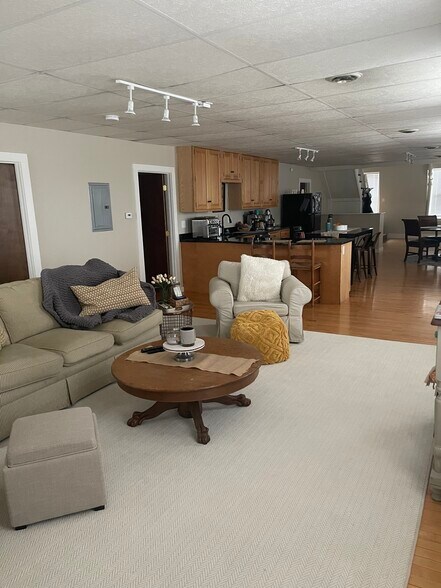 Building Photo - 8 N Main St