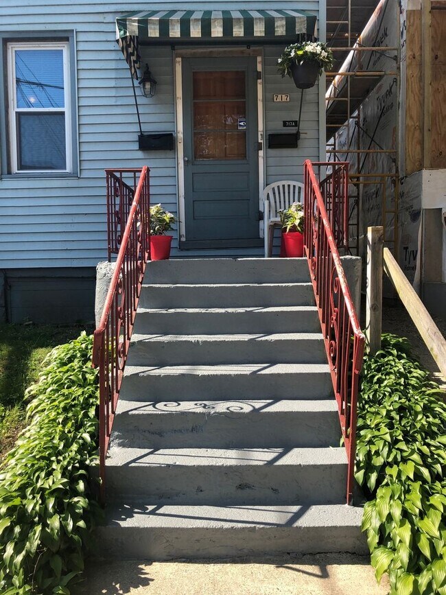 Building Photo - 717 E Pearson St