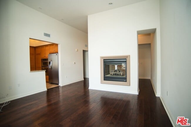 Building Photo - 5831 Seawalk Dr