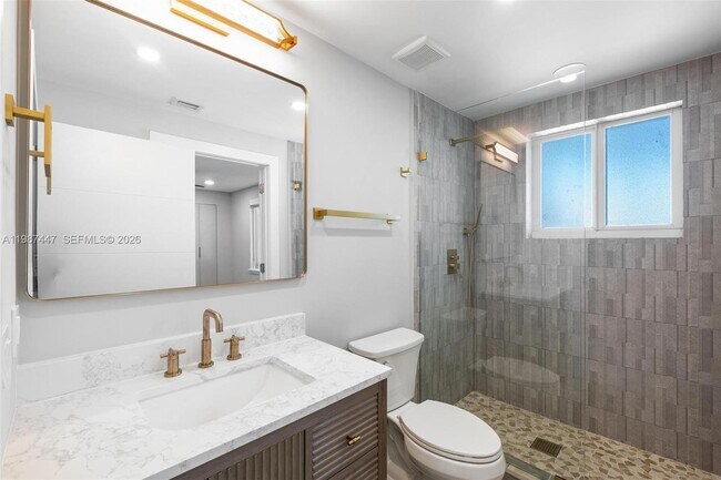 Building Photo - 1365 Bay Terrace