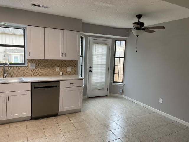Building Photo - 504 NE Brookwood Cir