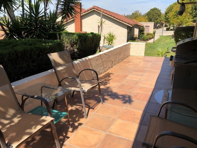 Building Photo - Charming Single Level 2br/2Ba Condo In Oaks North Senior 55+ Area